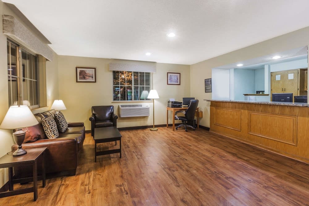 Super 8 by Wyndham East Stroudsburg - Poconos 2