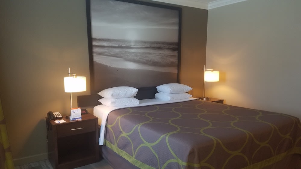 Super 8 by Wyndham Los Angeles-Culver City Area 2