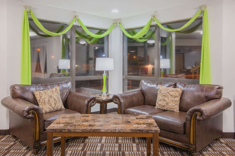 Super 8 by Wyndham Toledo 1