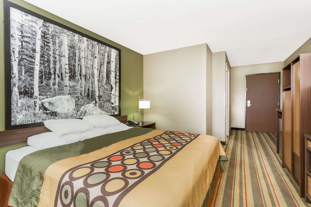 Super 8 by Wyndham Montrose 4