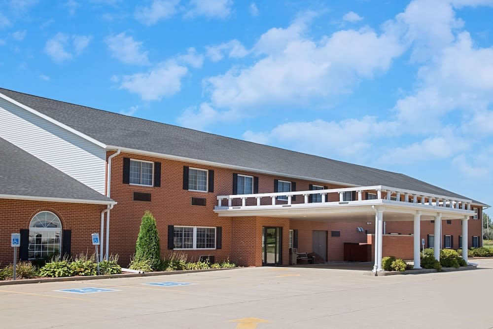 Super 8 by Wyndham New Hampton 1
