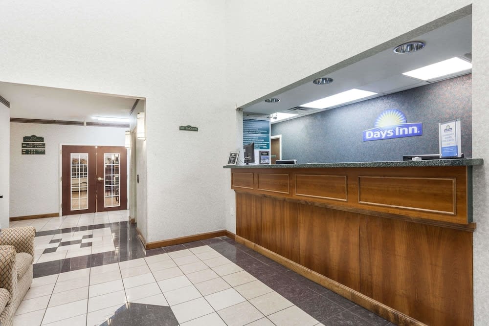 Days Inn & Suites by Wyndham Huntsville 1