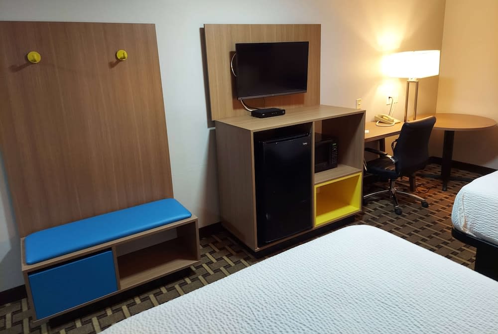 Days Inn & Suites by Wyndham Huntsville 2