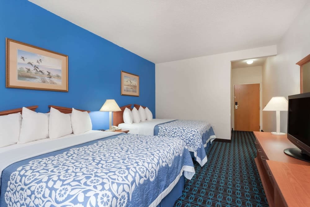 Days Inn & Suites by Wyndham Cambridge 4