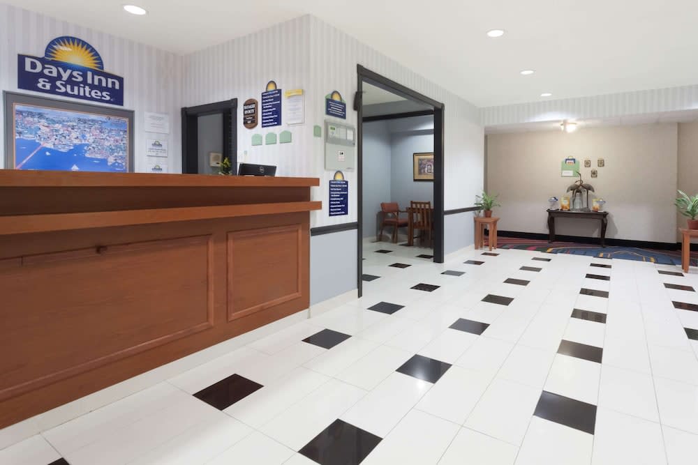Days Inn & Suites by Wyndham Cambridge 2