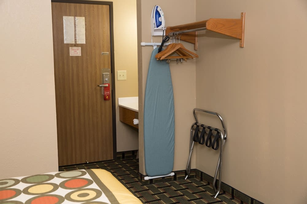 Econo Lodge Canton North 1