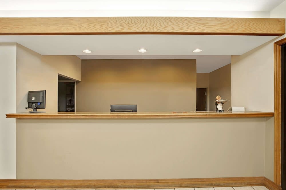 Super 8 by Wyndham Hampshire IL 2