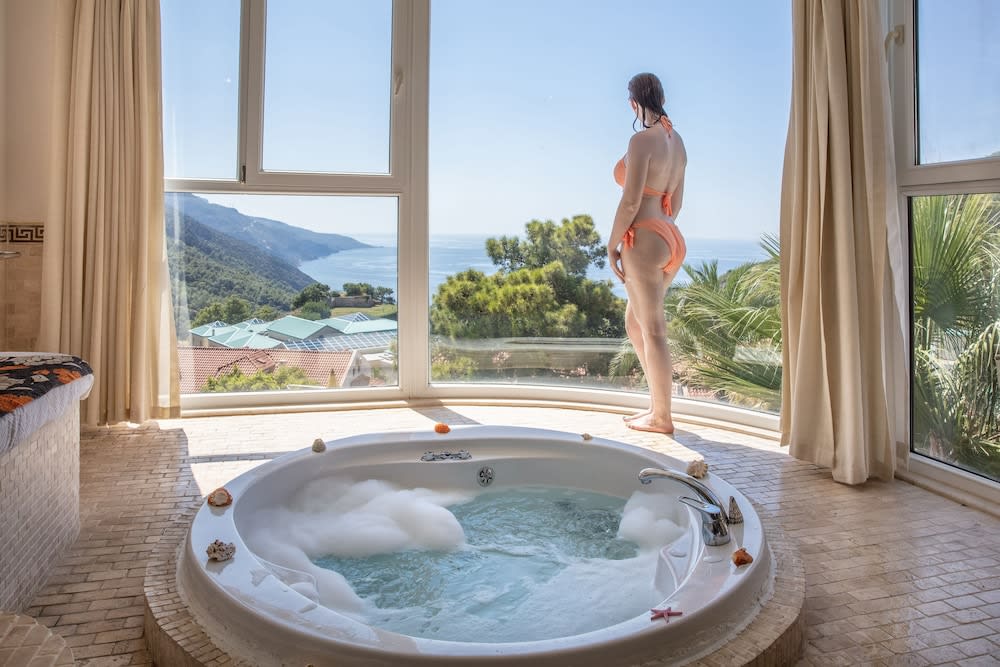 Golden Life Heights Deluxe Suite Hotel - Adults Only 2