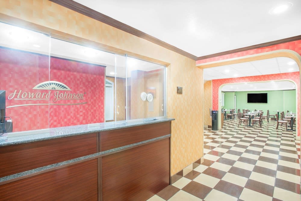 Howard Johnson by Wyndham North Bergen 2