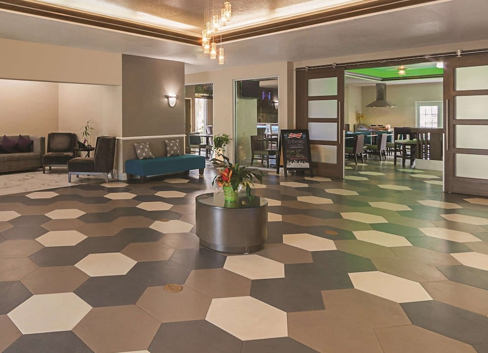 La Quinta Inn & Suite Kingwood Houston IAH Airport 53200 2