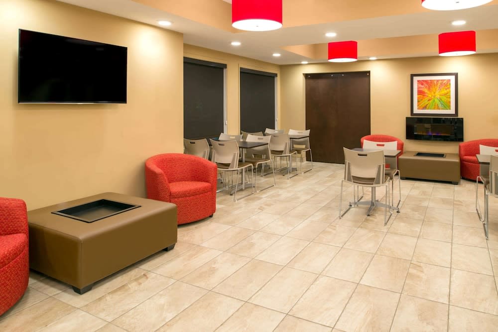 Microtel Inn & Suites by Wyndham Red Deer 2