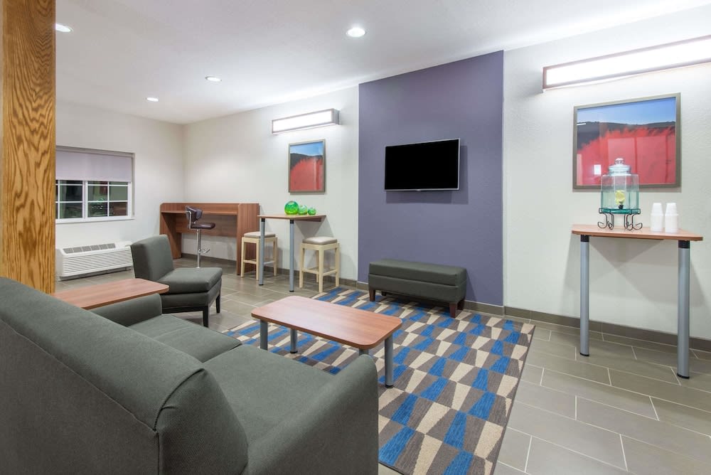 Microtel Inn & Suites by Wyndham Cadiz 2