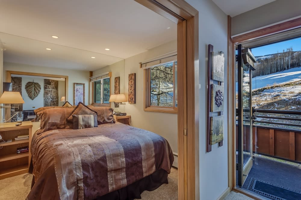 Laurelwood Condominiums 103 4