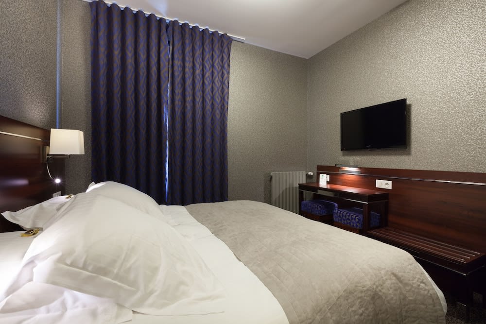 Ambassadeurs Logis Hotel 4