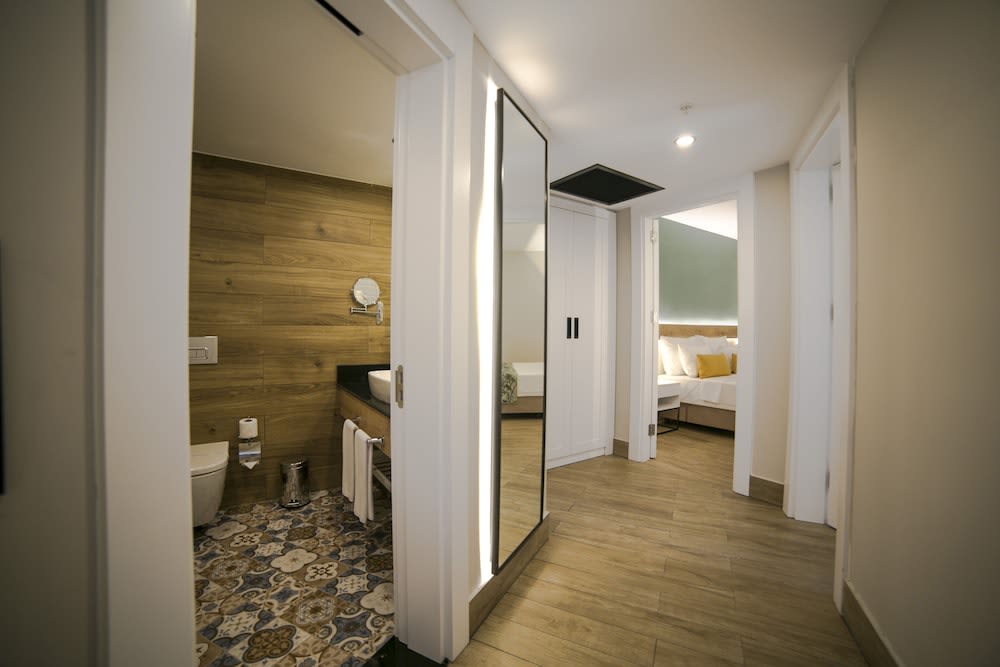 Sailor's Beach Club 5