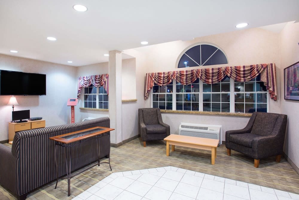 Microtel Inn & Suites by Wyndham Plattsburgh 2