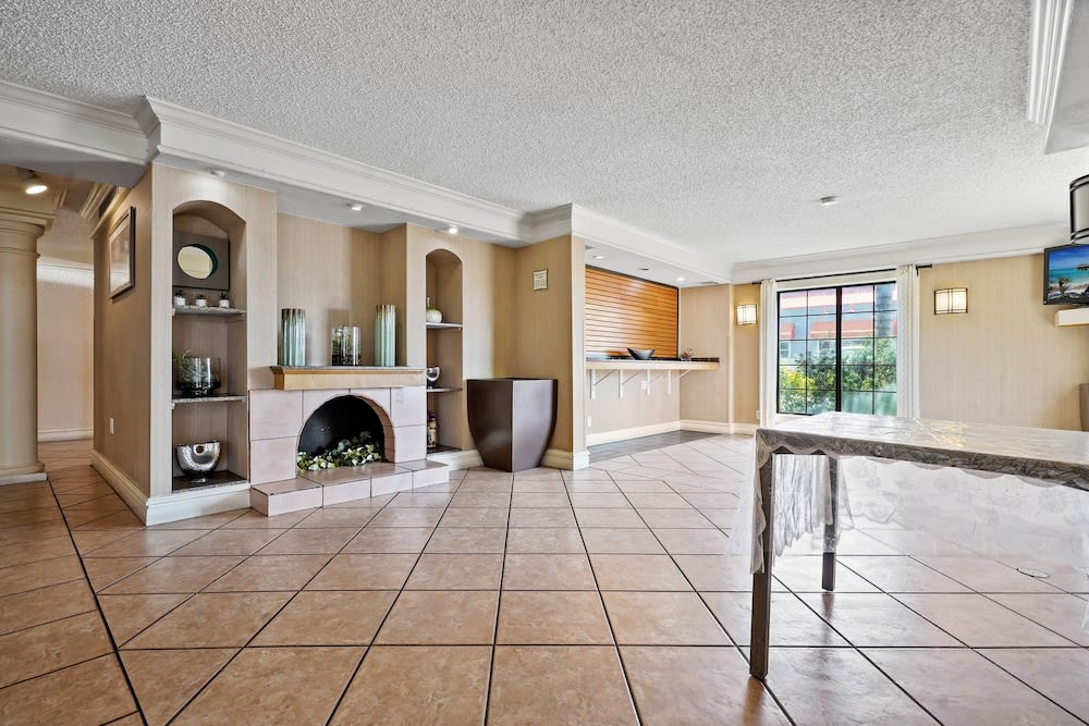 La Quinta Inn by Wyndham Costa Mesa Orange County 2