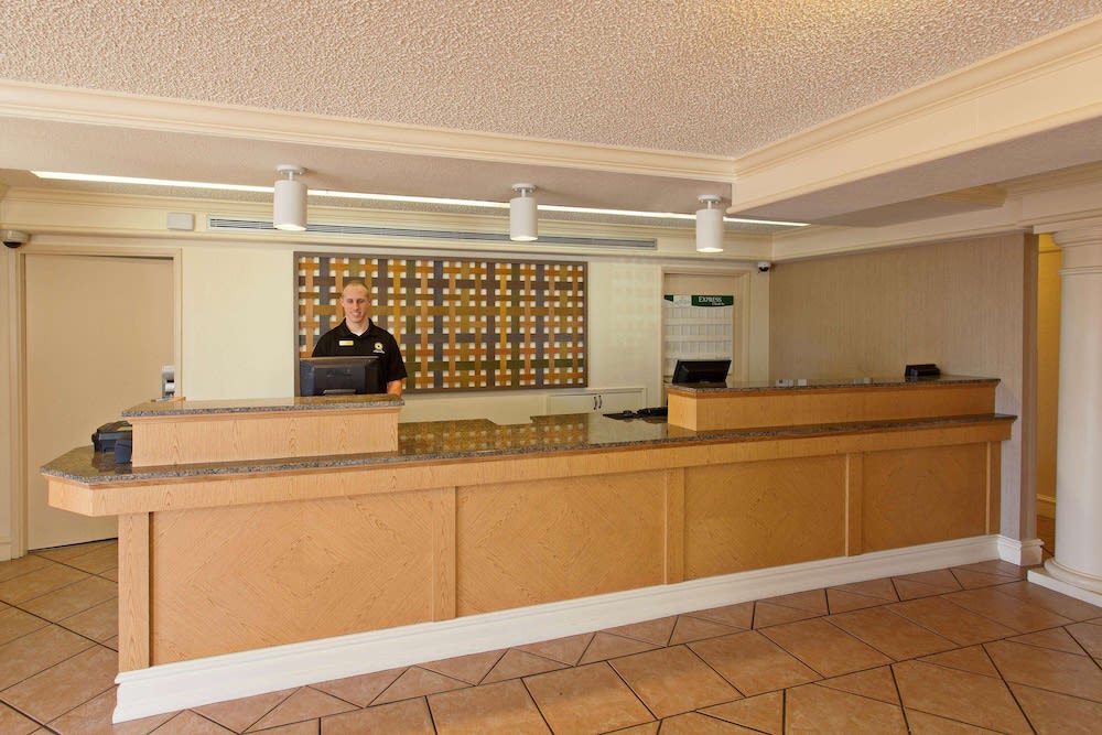 La Quinta Inn by Wyndham Costa Mesa Orange County 4
