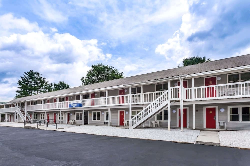 Travelodge by Wyndham Great Barrington Berkshires 1