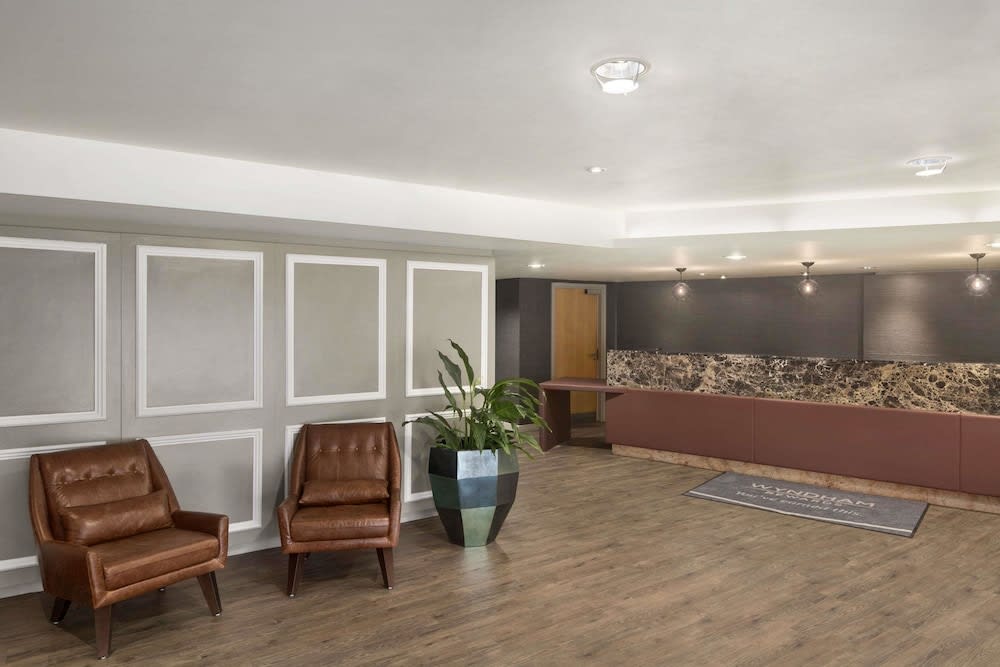 Ramada Hotel & Suites by Wyndham Coventry 2