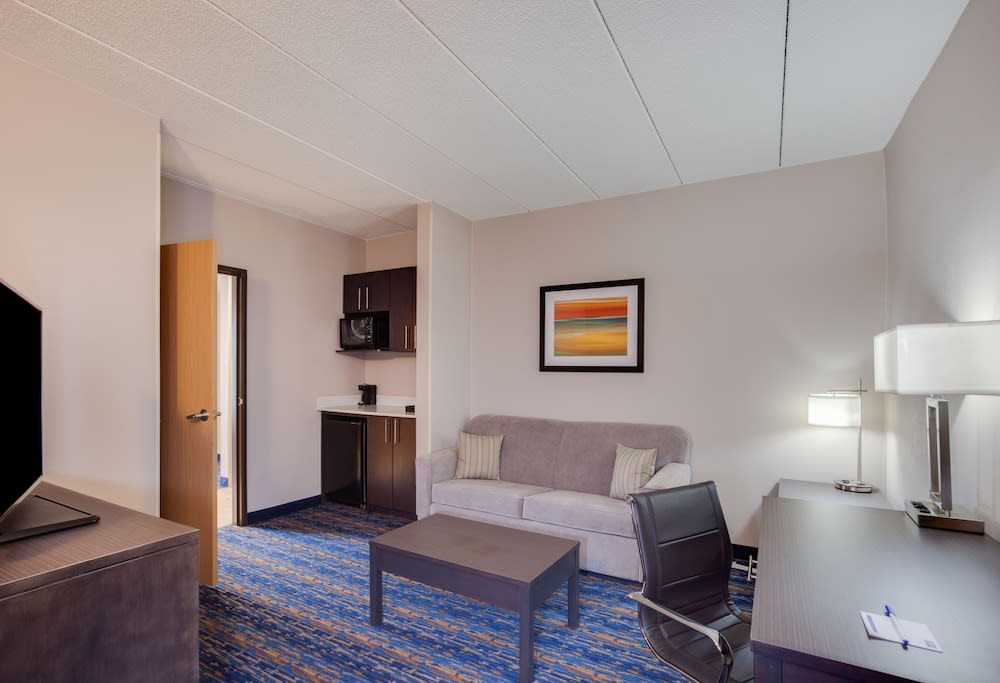 Holiday Inn Express & Suites I-95 CAPITOL BELTWAY-LARGO by IHG 1
