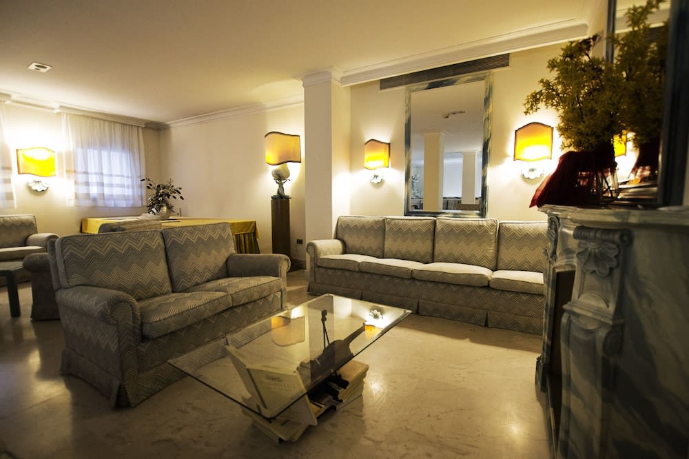 Hotel Diana 2