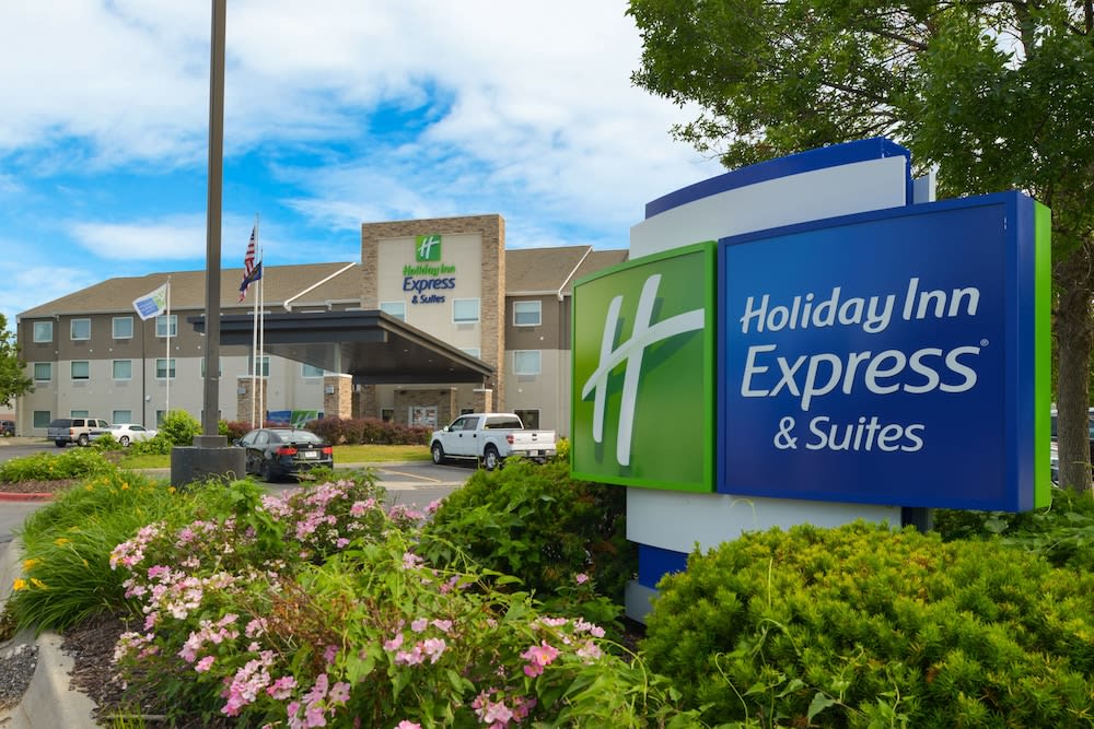 Holiday Inn Express & Suites Omaha - 120th and Maple by IHG 1