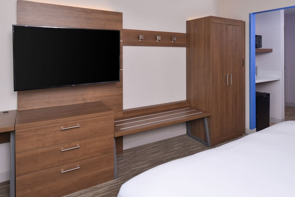 Holiday Inn Express & Suites Omaha - 120th and Maple by IHG 3