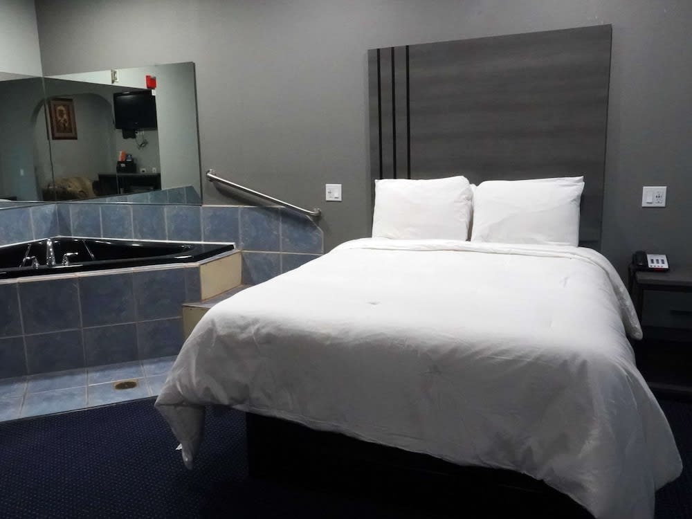 Americas Best Value Inn and Suites Bush International Airport 2