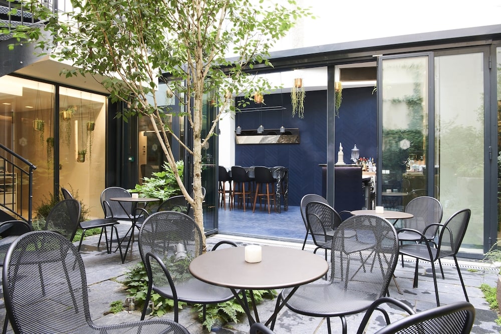 Perpetual Elysée Montaigne 1