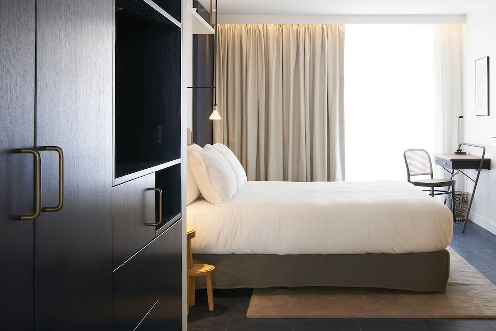 Perpetual Elysée Montaigne 4