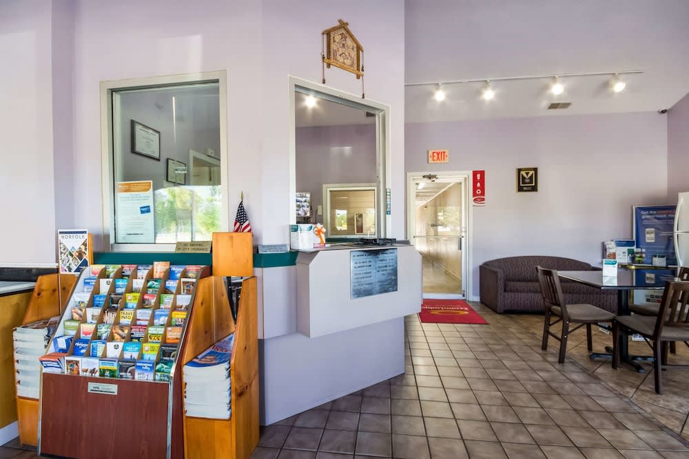 Econo Lodge Little Creek 2