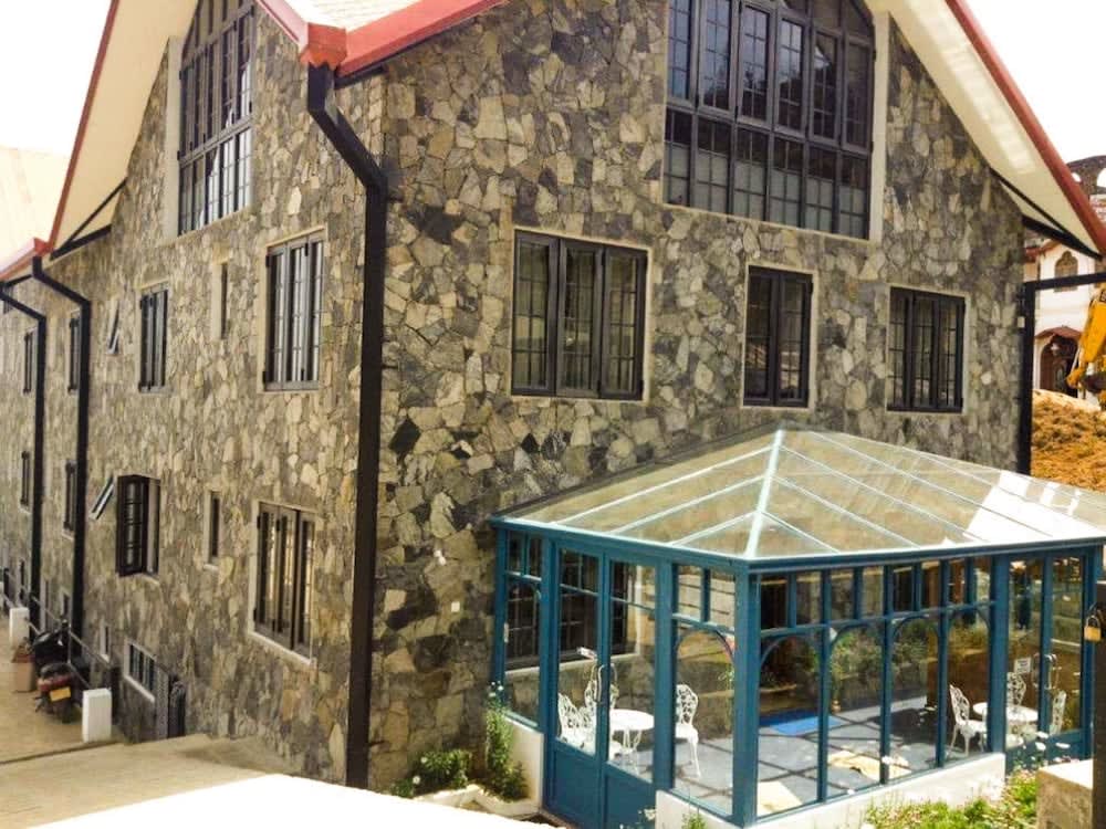 Daffodil's Hotel 1