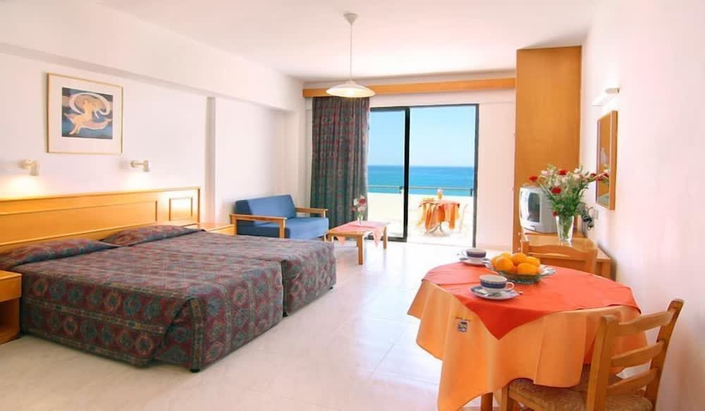 Corallia Beach Hotel Apartments 4
