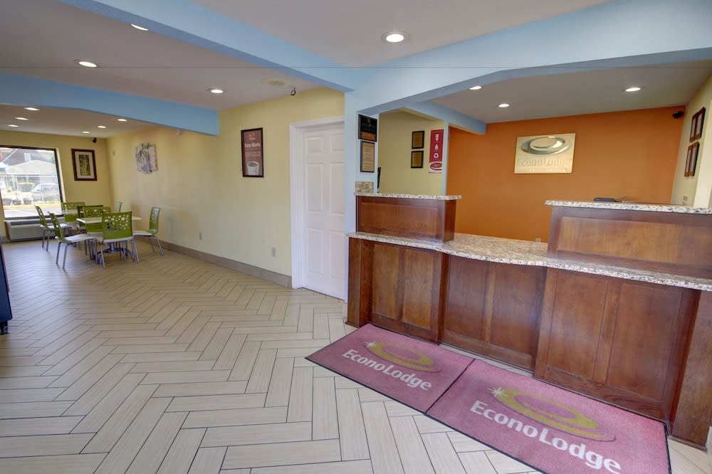 Econo Lodge at Military Circle 2