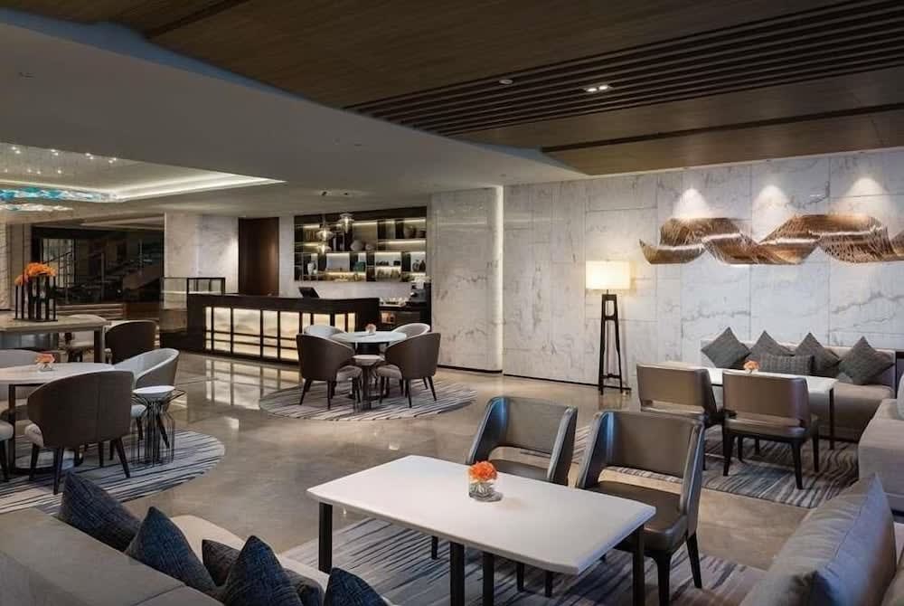 Howard Johnson Yacht Club Hotel 2