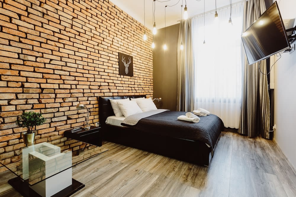 Leo Apartments Main Square 1
