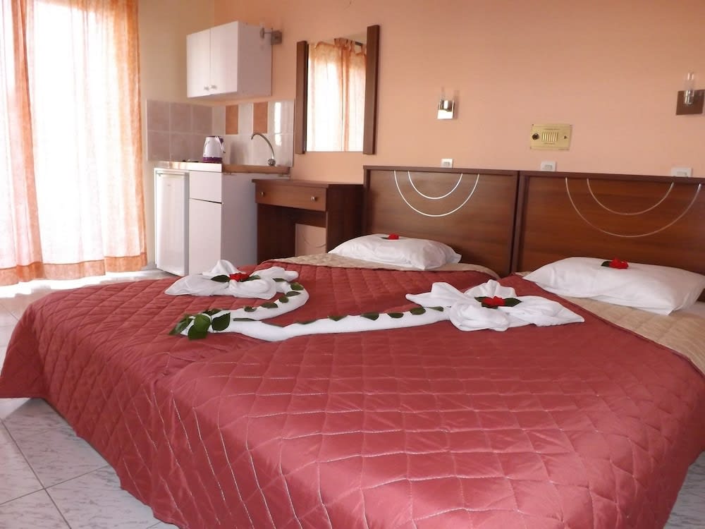 Leonidas Hotel & Studios 5