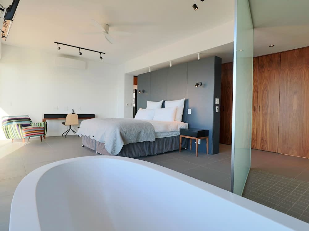 '22 Protea' - Luxury, Style and Elegance - Sleeps 12 in 6 En-suite Bedrooms 3