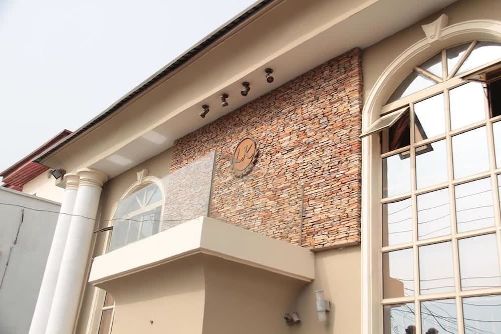 Lakeem Suites Adebola 1