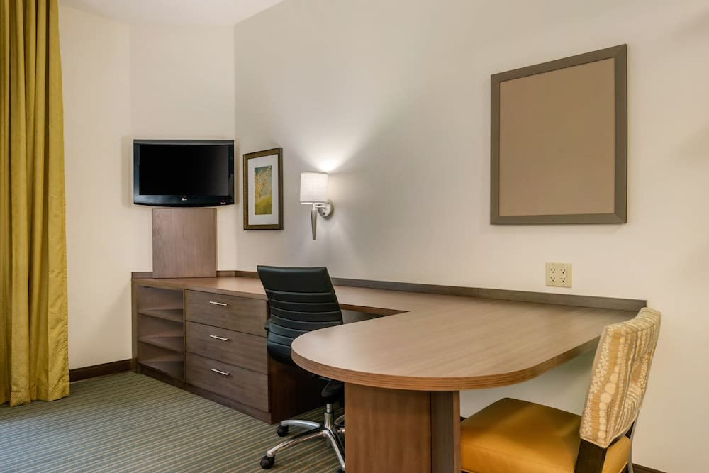 Candlewood Suites FORT MYERS-SANIBEL GATEWAY by IHG 3