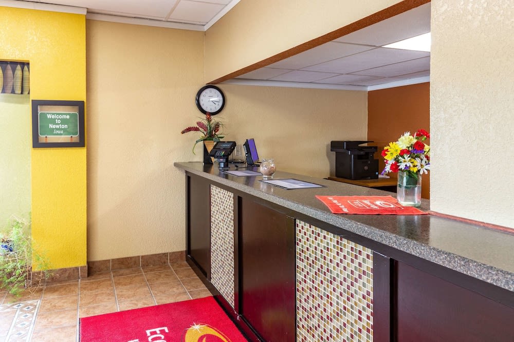 Econo Lodge Inn & Suites Newton 3