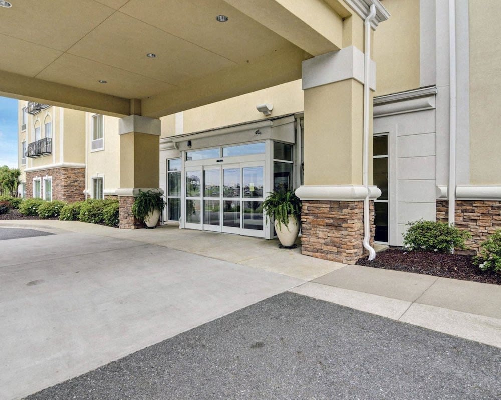 Comfort Suites near Hot Springs Park 1