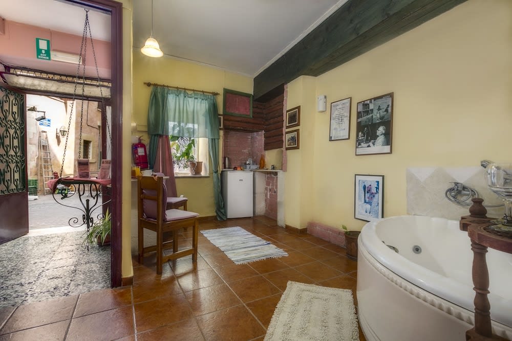 Ifigenia Lux MAISONETTE in oldtown and Villas in theriso vilage 14 km outside of chania 2
