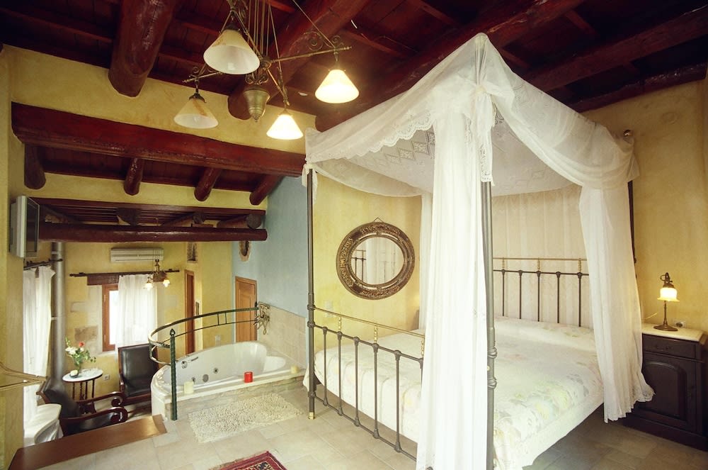 Ifigenia Lux MAISONETTE in oldtown and Villas in theriso vilage 14 km outside of chania 3