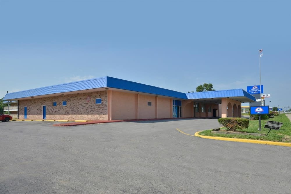 Americas Best Value Inn & Suites Kansas City 1