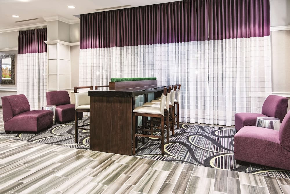 La Quinta Inn & Suites by Wyndham San Antonio Riverwalk 2