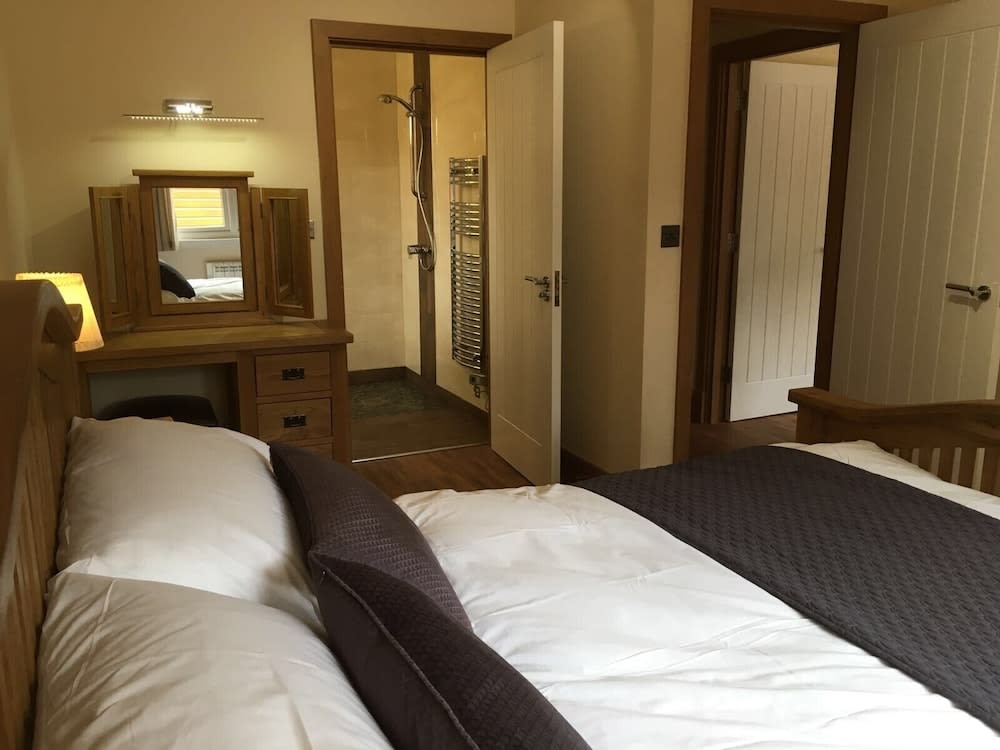 Shellow Lane Lodges 2