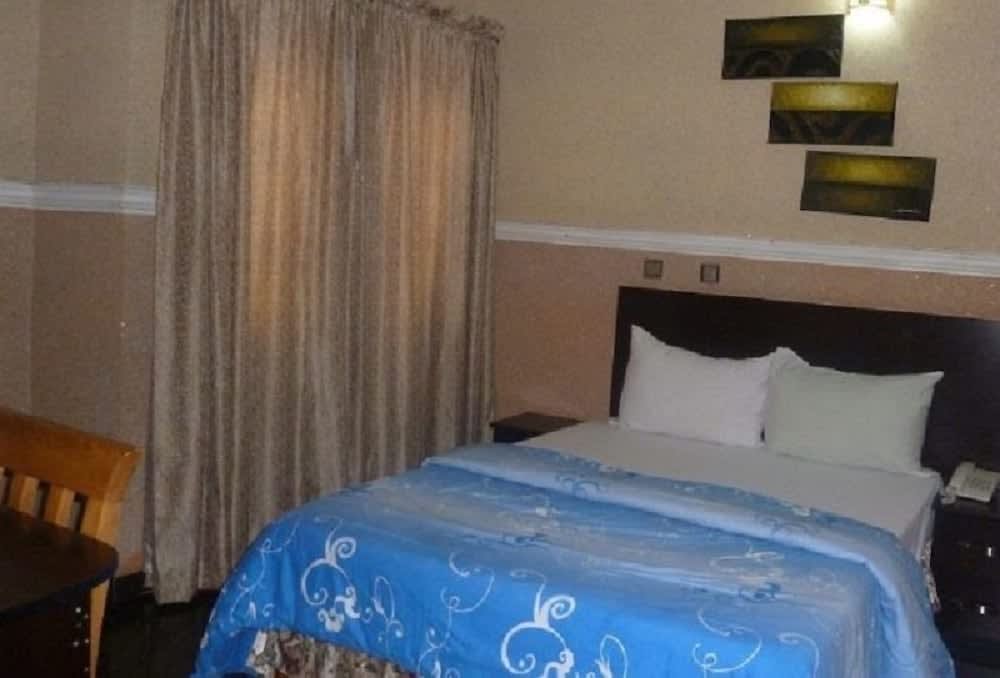 Ritz-Carinton Suites 2