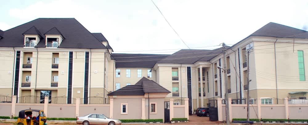 Ritz-Carinton Suites 1